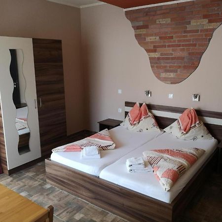 Borostyan Panzio Balatonfuered Bed and Breakfast Buitenkant foto