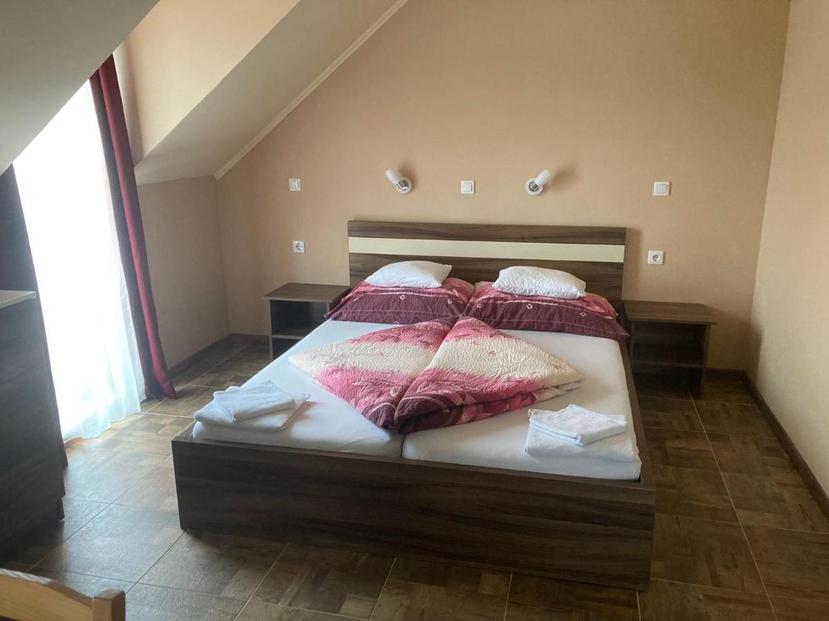 Borostyan Panzio Balatonfuered Bed and Breakfast Buitenkant foto