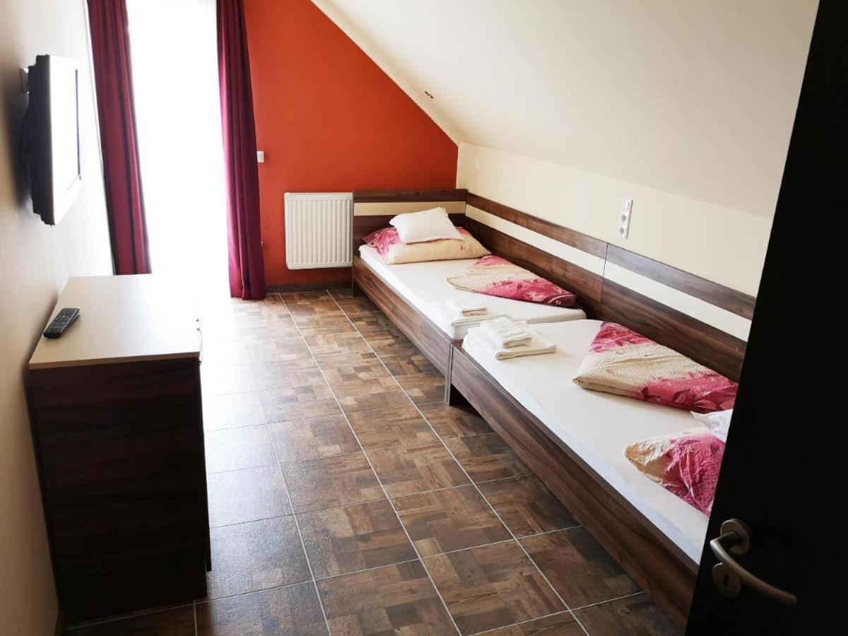 Borostyan Panzio Balatonfuered Bed and Breakfast Buitenkant foto