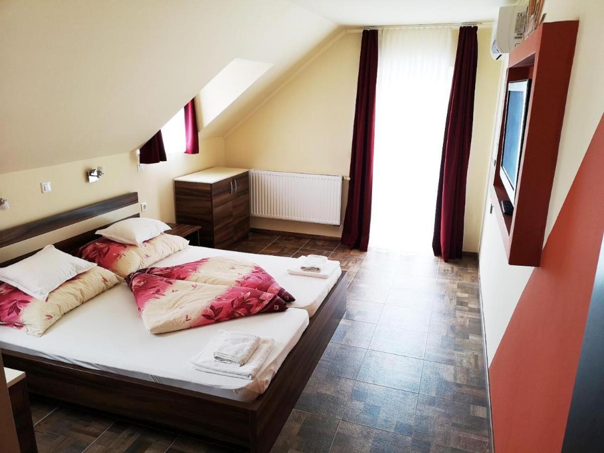 Borostyan Panzio Balatonfuered Bed and Breakfast Buitenkant foto