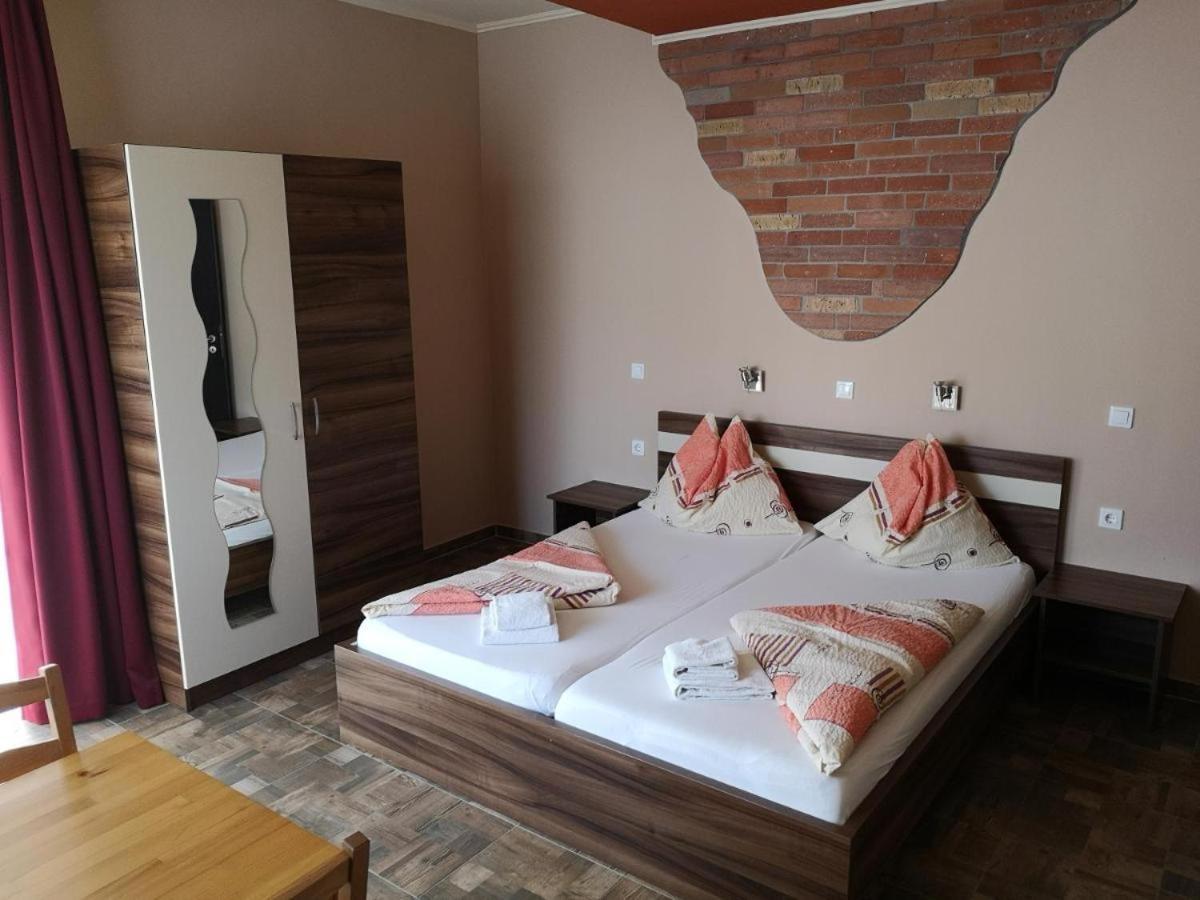 Borostyan Panzio Balatonfuered Bed and Breakfast Buitenkant foto
