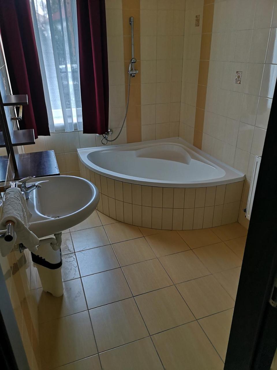 Borostyan Panzio Balatonfuered Bed and Breakfast Buitenkant foto