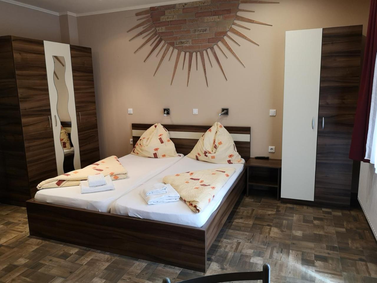 Borostyan Panzio Balatonfuered Bed and Breakfast Buitenkant foto