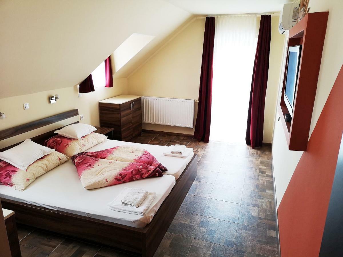 Borostyan Panzio Balatonfuered Bed and Breakfast Buitenkant foto