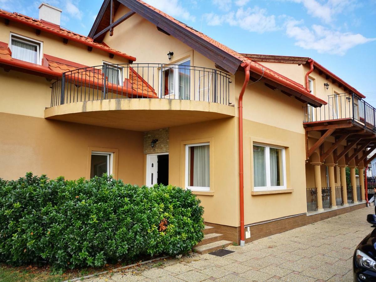 Borostyan Panzio Balatonfuered Bed and Breakfast Buitenkant foto